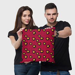 Подушка квадратная Черно-желтые пятна на красном клетчатом фоне, цвет: 3D-принт — фото 2