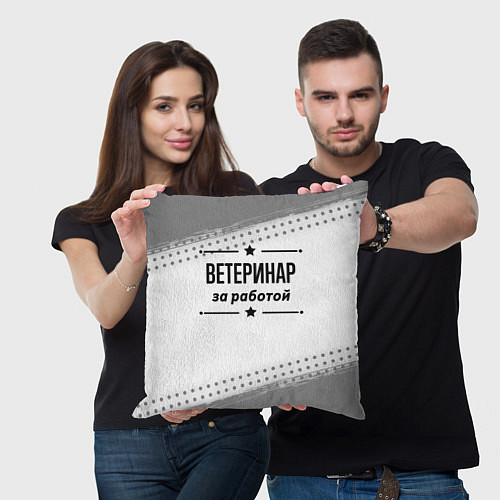 Подушка квадратная Ветеринар за работой - на светлом фоне / 3D-принт – фото 3