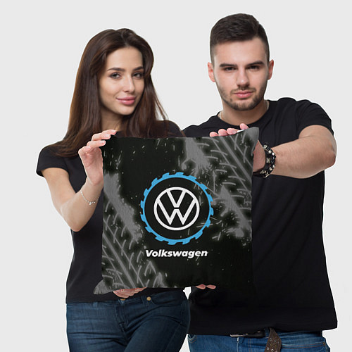 Подушка квадратная Volkswagen в стиле Top Gear со следами шин на фоне / 3D-принт – фото 3