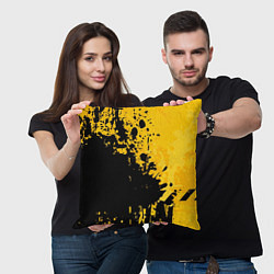 Подушка квадратная Пятна черной краски на желтом фоне, цвет: 3D-принт — фото 2