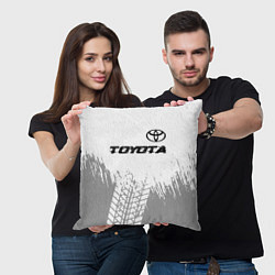 Подушка квадратная Toyota speed на светлом фоне со следами шин: симво, цвет: 3D-принт — фото 2