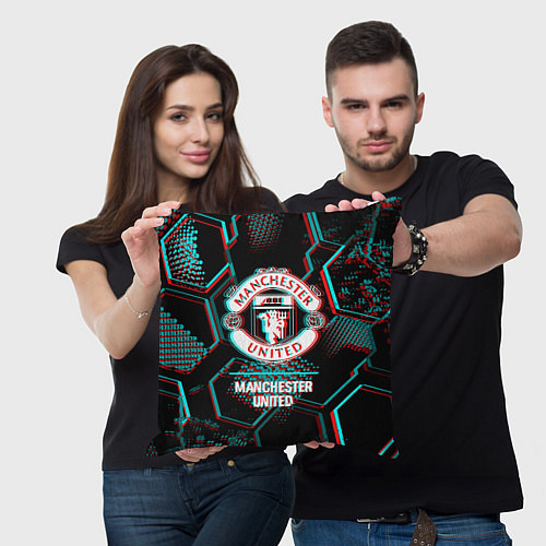 Подушка квадратная Manchester United FC в стиле glitch на темном фоне / 3D-принт – фото 3