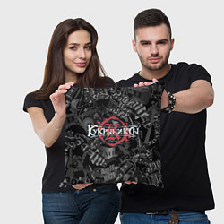 Подушка квадратная Кукрыниксы логотип на фоне гитар, цвет: 3D-принт — фото 2