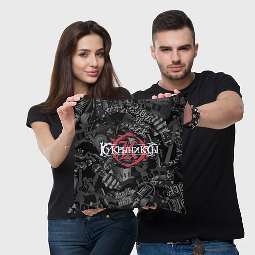 Подушка квадратная Кукрыниксы логотип на фоне гитар / 3D-принт – фото 3