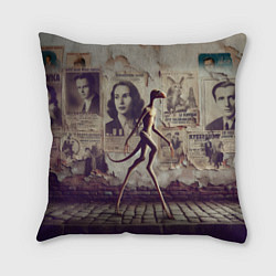 Подушка квадратная Пришелец идёт вдоль стены с рваными афишами, цвет: 3D-принт