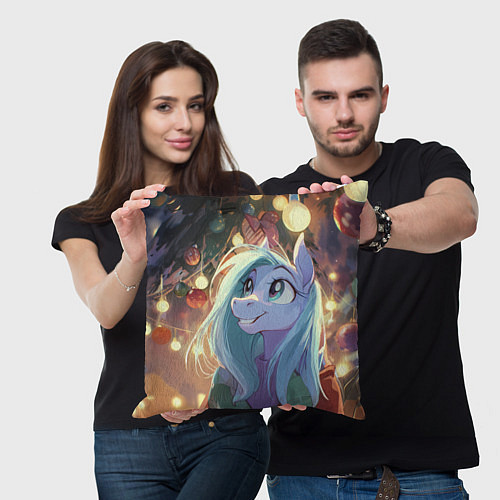 Подушка квадратная Лошадка любуется новогодними лампочками / 3D-принт – фото 3