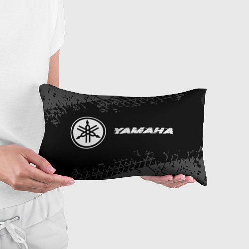 Подушка-антистресс Yamaha speed на темном фоне со следами шин: надпис / 3D-принт – фото 3