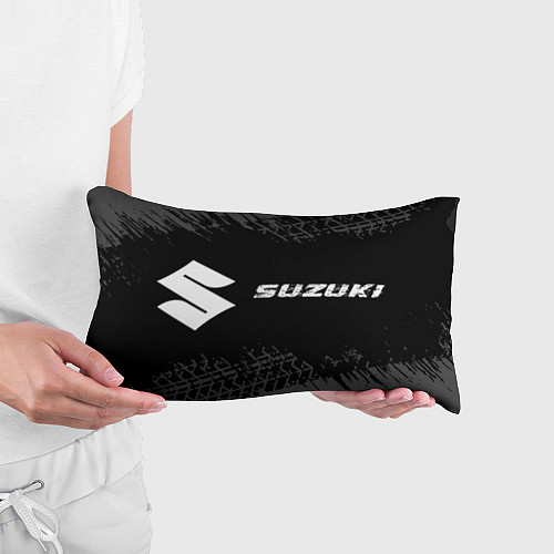 Подушка-антистресс Suzuki speed на темном фоне со следами шин: надпис / 3D-принт – фото 3