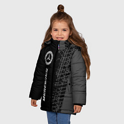 Куртка зимняя для девочки Mercedes speed на темном фоне со следами шин: по-в, цвет: 3D-черный — фото 2