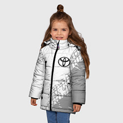 Куртка зимняя для девочки Toyota speed на светлом фоне со следами шин: надпи, цвет: 3D-черный — фото 2