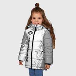 Куртка зимняя для девочки Chevrolet speed на светлом фоне со следами шин: по, цвет: 3D-черный — фото 2