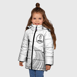 Куртка зимняя для девочки Saab speed на светлом фоне со следами шин: надпись, цвет: 3D-черный — фото 2