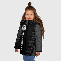 Куртка зимняя для девочки Daewoo speed на темном фоне со следами шин: по-вер, цвет: 3D-черный — фото 2