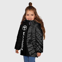 Куртка зимняя для девочки Toyota speed на темном фоне со следами шин: по-вер, цвет: 3D-черный — фото 2