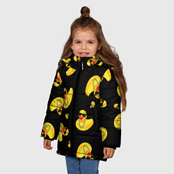 Куртка зимняя для девочки Жёлтая уточка в в темных очках и цепочке на черном, цвет: 3D-черный — фото 2