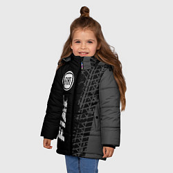 Куртка зимняя для девочки Fiat speed на темном фоне со следами шин по-вертик, цвет: 3D-черный — фото 2
