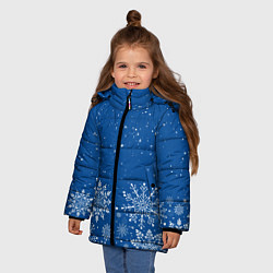 Куртка зимняя для девочки Текстура снежинок на синем фоне, цвет: 3D-черный — фото 2