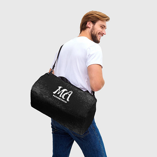 Спортивная сумка Maneskin с потертостями на темном фоне / 3D-принт – фото 3