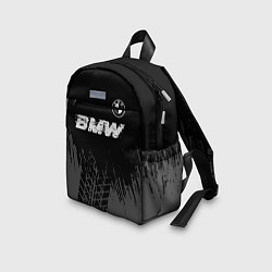Детский рюкзак BMW speed на темном фоне со следами шин: символ св, цвет: 3D-принт — фото 2