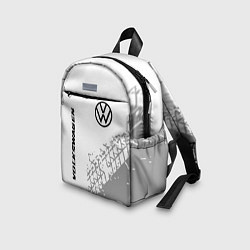 Детский рюкзак Volkswagen speed на светлом фоне со следами шин: н, цвет: 3D-принт — фото 2