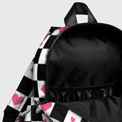 Детский рюкзак Розовые сердечки на фоне шахматной черно-белой дос, цвет: 3D-принт — фото 2