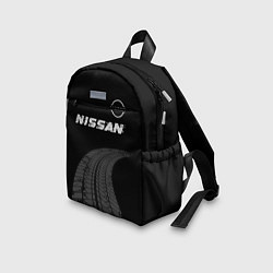 Детский рюкзак Nissan speed на темном фоне со следами шин: символ, цвет: 3D-принт — фото 2
