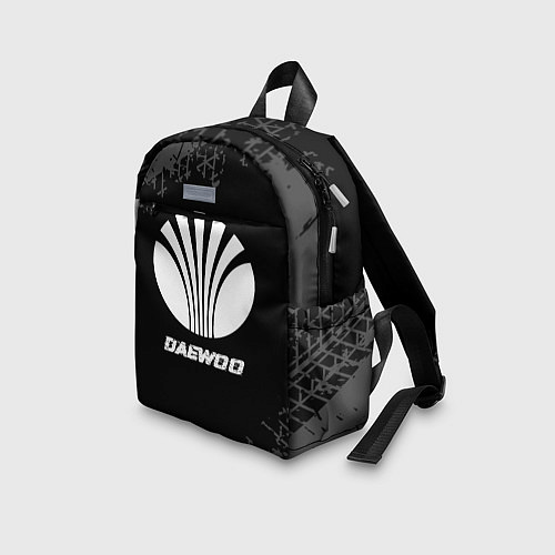 Детский рюкзак Daewoo speed на темном фоне со следами шин / 3D-принт – фото 3