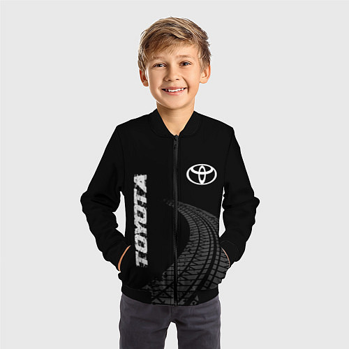 Детский бомбер Toyota speed на темном фоне со следами шин: надпис / 3D-Черный – фото 3