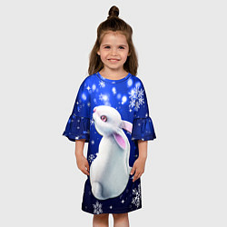 Платье клеш для девочки Белый кролик в снежинках, цвет: 3D-принт — фото 2