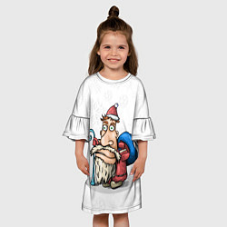 Платье клеш для девочки Дед Мороз спешит с подарками на фоне снежинок, цвет: 3D-принт — фото 2