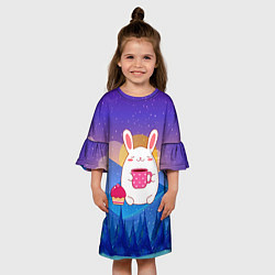 Платье клеш для девочки Крупный заяц с кофе, цвет: 3D-принт — фото 2