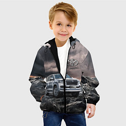 Куртка с капюшоном детская Toyota Land Cruiser 200 среди скал, цвет: 3D-черный — фото 2