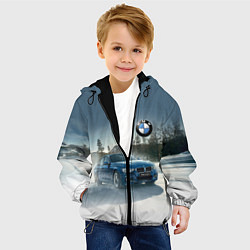 Куртка с капюшоном детская Крутая бэха мчится по лесной дороге, цвет: 3D-черный — фото 2