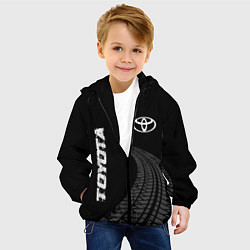 Куртка с капюшоном детская Toyota speed на темном фоне со следами шин: надпис, цвет: 3D-черный — фото 2