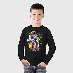 Лонгслив хлопковый детский Космонавт, сидящий на луне с удочкой An astronaut, цвет: черный — фото 2