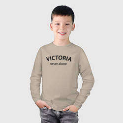 Лонгслив хлопковый детский Victoria never alone - motto, цвет: миндальный — фото 2