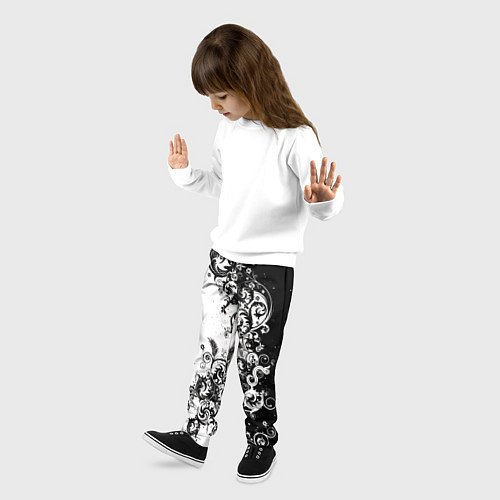 Детские брюки Черно-белая птица среди узорчатых цветов / 3D-принт – фото 3