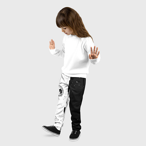 Детские брюки Ведьмак лого черно белые / 3D-принт – фото 3