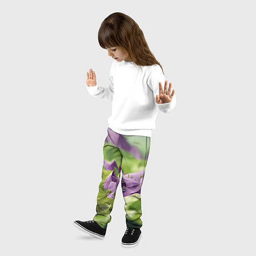 Детские брюки Геометрический пейзаж фиолетовый и зеленый / 3D-принт – фото 3