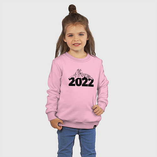 Детский свитшот Новогодний Тигр лежит на цифре 2022 / Светло-розовый – фото 3