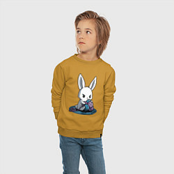 Свитшот хлопковый детский Зайчонок обнял клубки The bunny hugged the balls, цвет: горчичный — фото 2