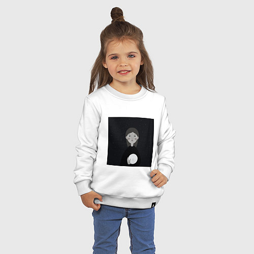 Детский свитшот Девочка с луной в руке на фоне звёздного неба / Белый – фото 3