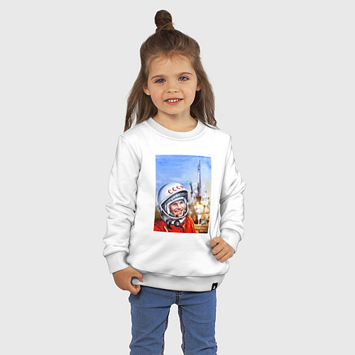 Детский свитшот Юрий Гагарин на космодроме / Белый – фото 3