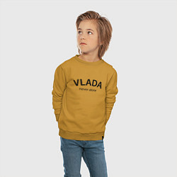 Свитшот хлопковый детский Vlada never alone - motto, цвет: горчичный — фото 2