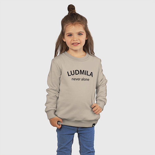 Детский свитшот Ludmila never alone - motto / Миндальный – фото 3