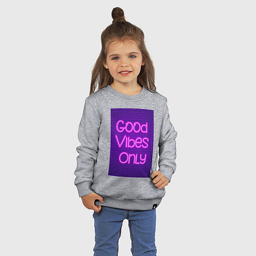 Детский свитшот Неоновая надпись good vibes only и кирпичная стена / Меланж – фото 3