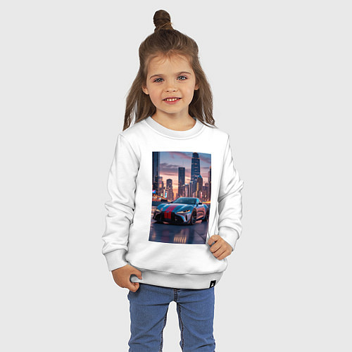 Детский свитшот Суперкар на фоне небоскребов / Белый – фото 3
