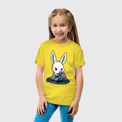 Футболка хлопковая детская Зайчонок обнял клубки The bunny hugged the balls, цвет: желтый — фото 2