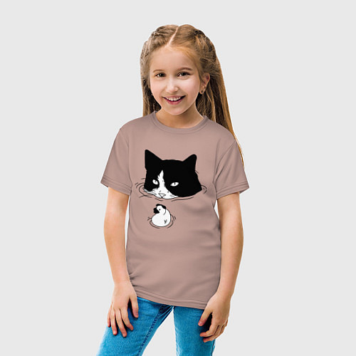 Детская футболка Кот сидит в воде и сторожит утёнка / Пыльно-розовый – фото 4