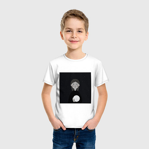 Детская футболка Девочка с луной в руке на фоне звёздного неба / Белый – фото 3